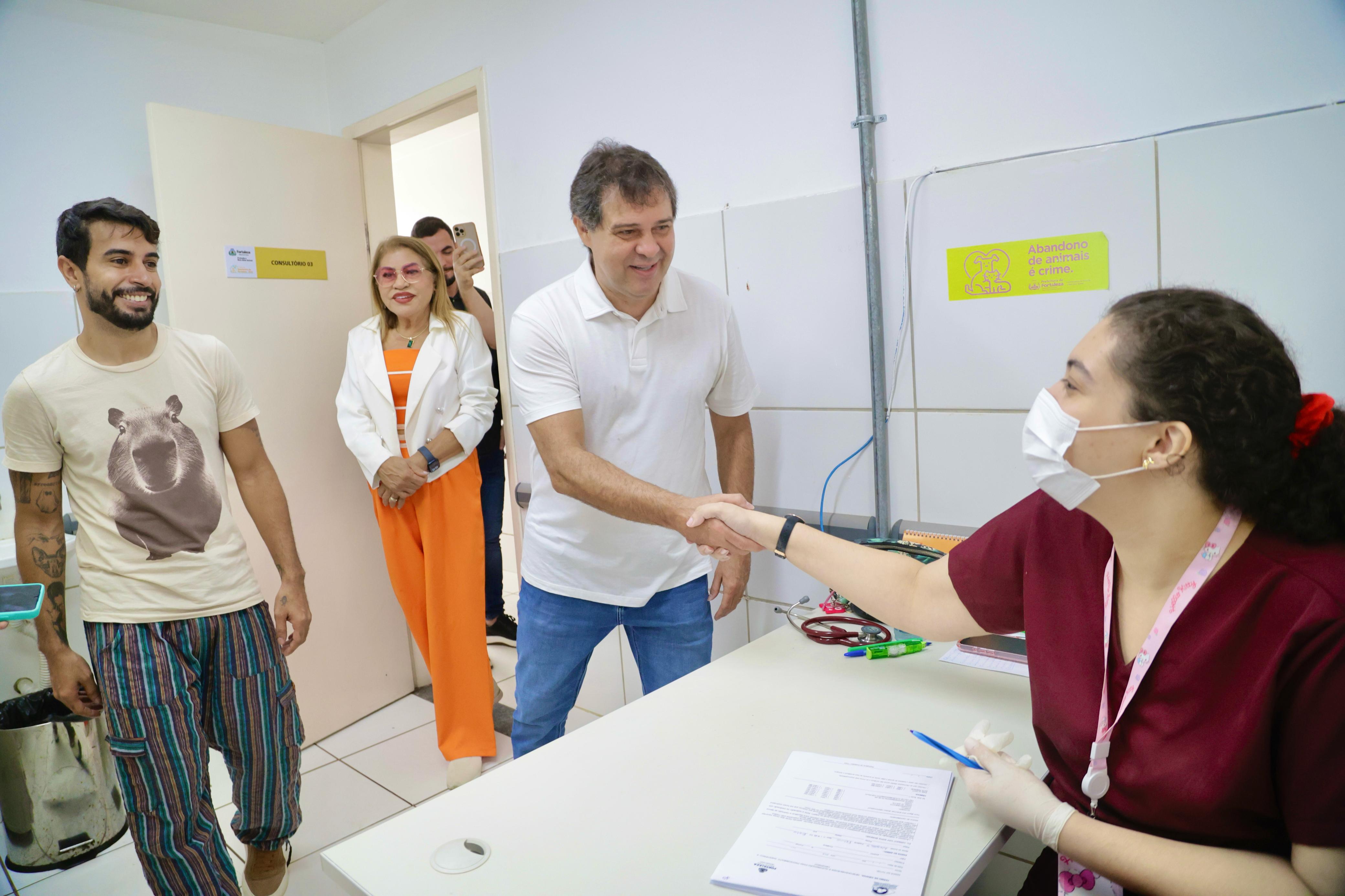 grupo de pessoas posa para a foto